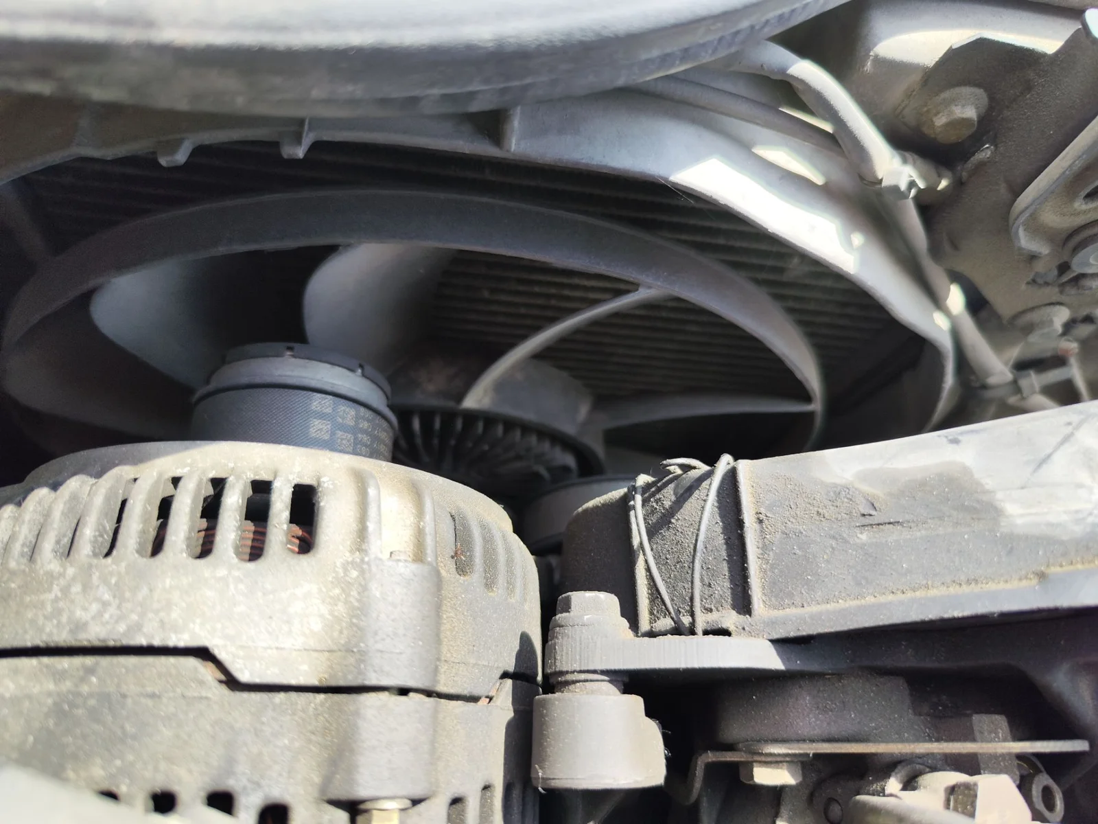 Foto de CONDENSADOR / RADIADOR AIRE ACONDICIONADO VOLKSWAGEN PASSAT VARIANT (3B5) 1.9 TDI (110 CV / 81 KW) referencia 8D0260403H