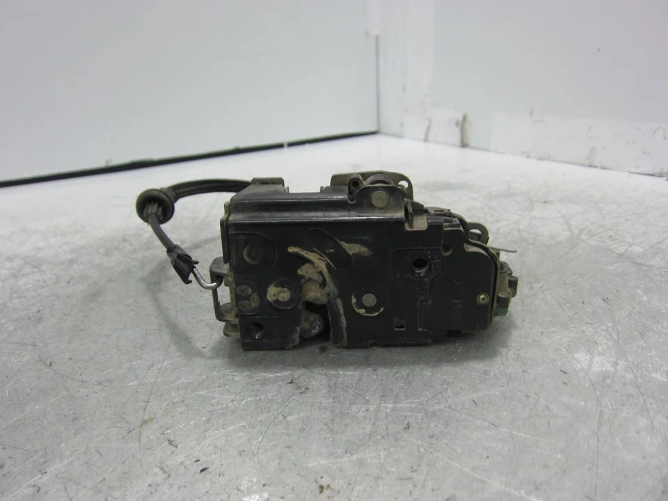 Foto de CERRADURA PUERTA DELANTERA IZQUIERDA VOLKSWAGEN GOLF IV BERLINA (1J1)(10.1997) 1.6 16V (105 CV / 77 KW)