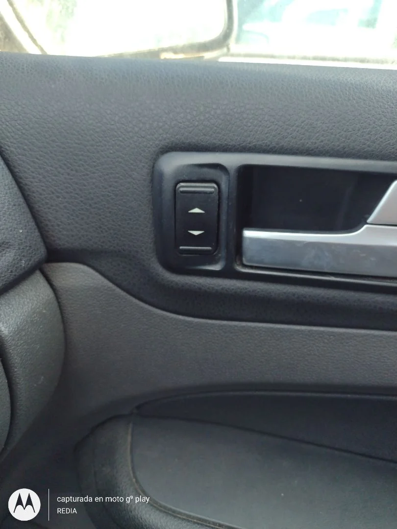Foto de MANDO ELEVALUNAS DELANTERO DERECHO FORD FOCUS SPORTBREAK (CAP) 1.6 16V CAT (101 CV / 74 KW)