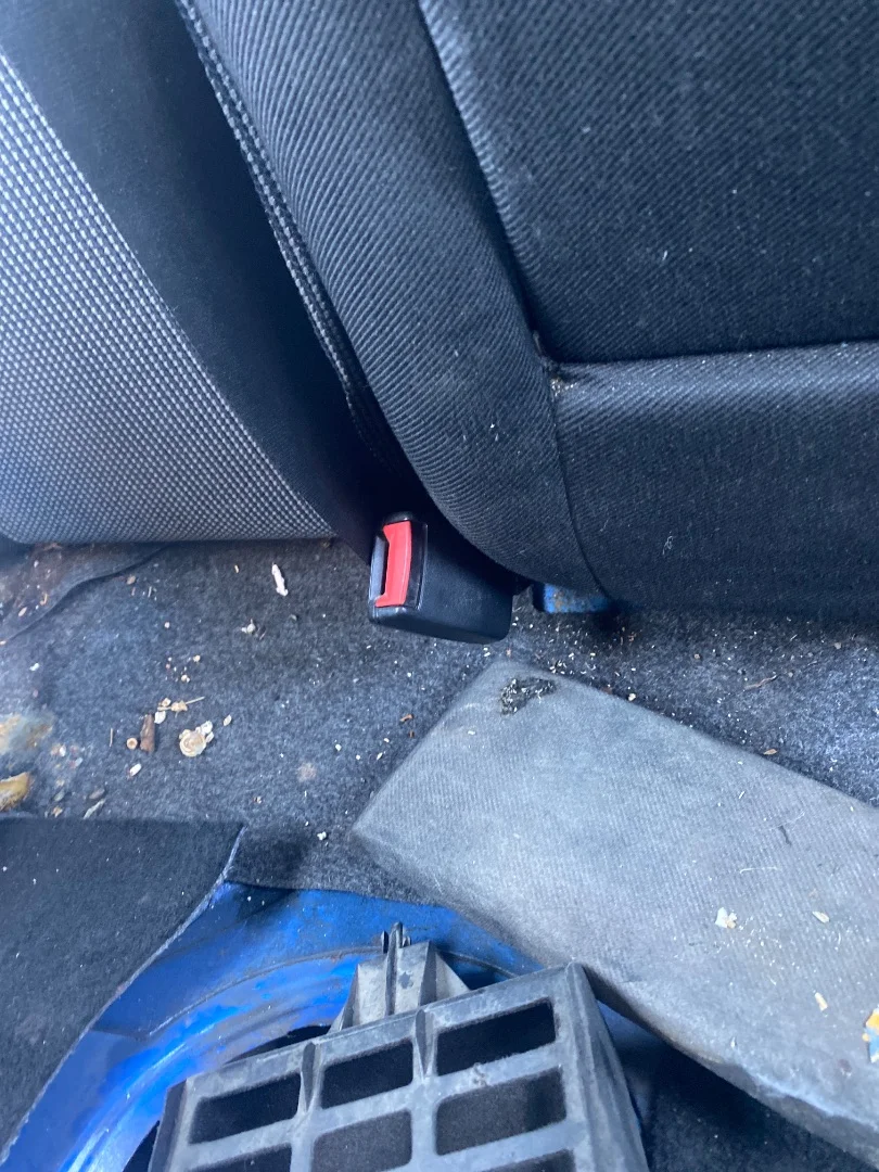 Foto de ENGANCHE CINTURON TRASERO DERECHO VOLKSWAGEN GOLF IV BERLINA (1J1)(10.1997) 1.9 TDI (110 CV / 81 KW)