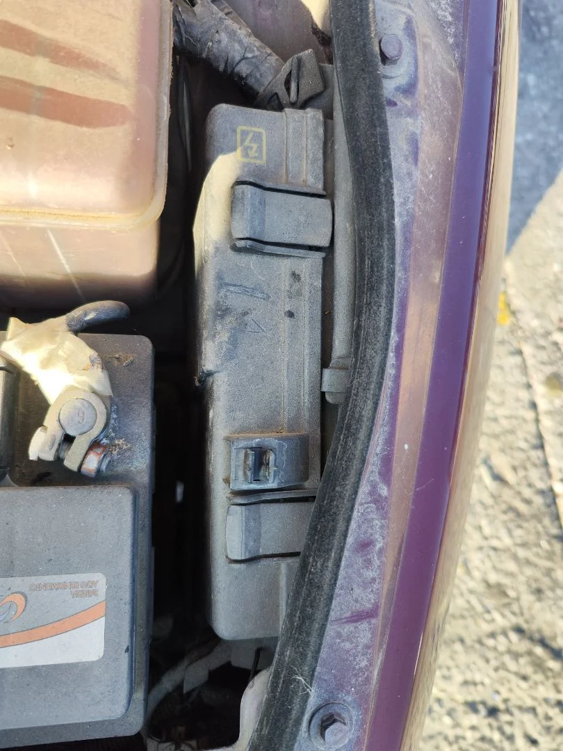 Foto de CAJA RELES / FUSIBLES RENAULT LAGUNA (B56) 2.0 (113 CV / 83 KW)