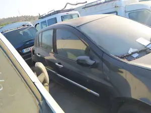 Foto de LUNA DELANTERA DERECHA RENAULT CLIO III 1.2 16V (75 CV / 55 KW) referencia 8200427616