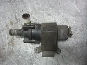 Foto de BOMBA AGUA MERCEDES-BENZ CLASE E (BM 210) BERLINA 3.0 Turbodiesel CAT (177 CV / 130 KW) referencia A2108300114 foto 1