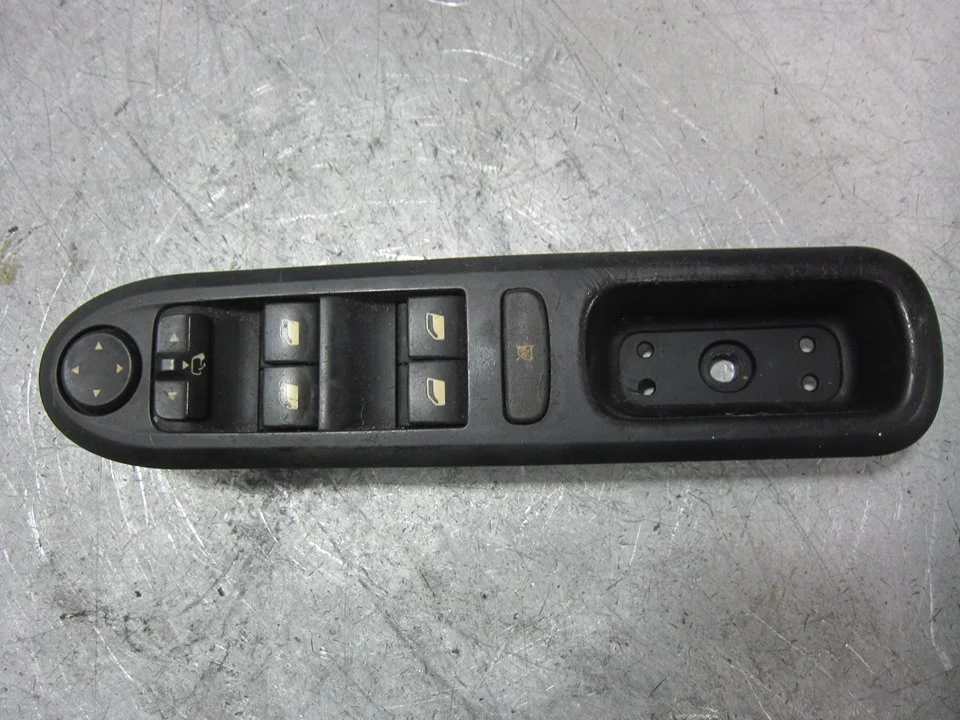 Foto de MANDO ELEVALUNAS DELANTERO IZQUIERDO PEUGEOT 407 2.0 16V CAT (136 CV / 100 KW) referencia 96468704XT