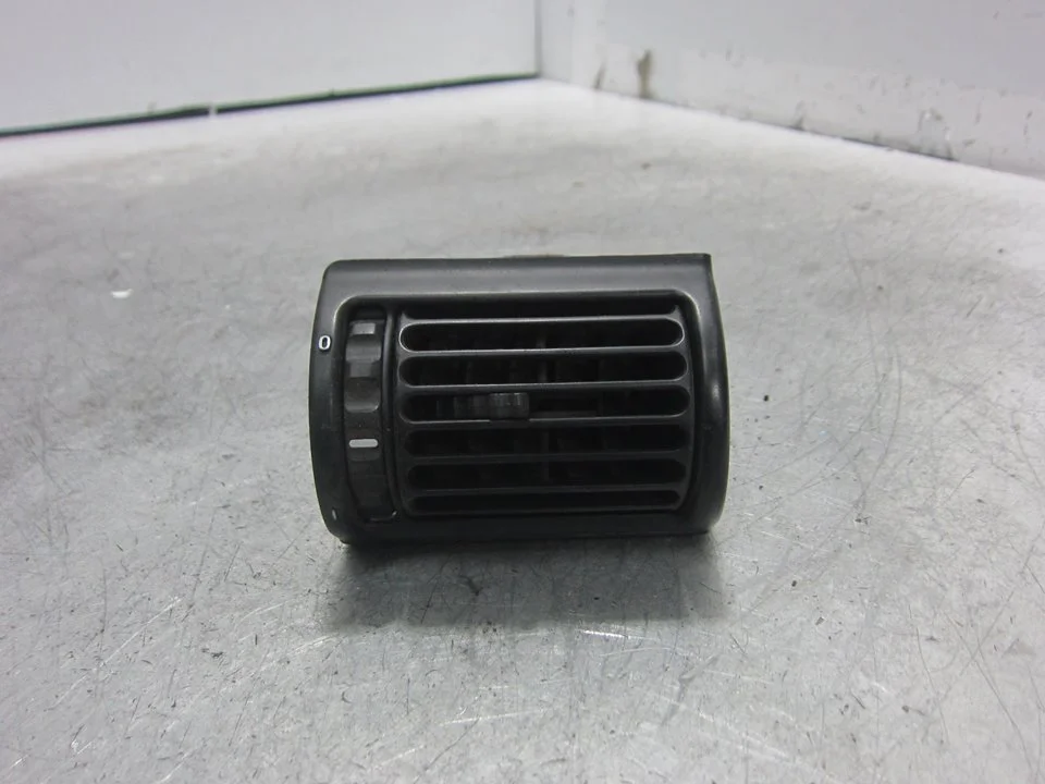 Foto de REJILLA AIREADORA BMW SERIE 3 COMPACTO (E36) 1.9 CAT (105 CV / 77 KW) referencia 64228390217