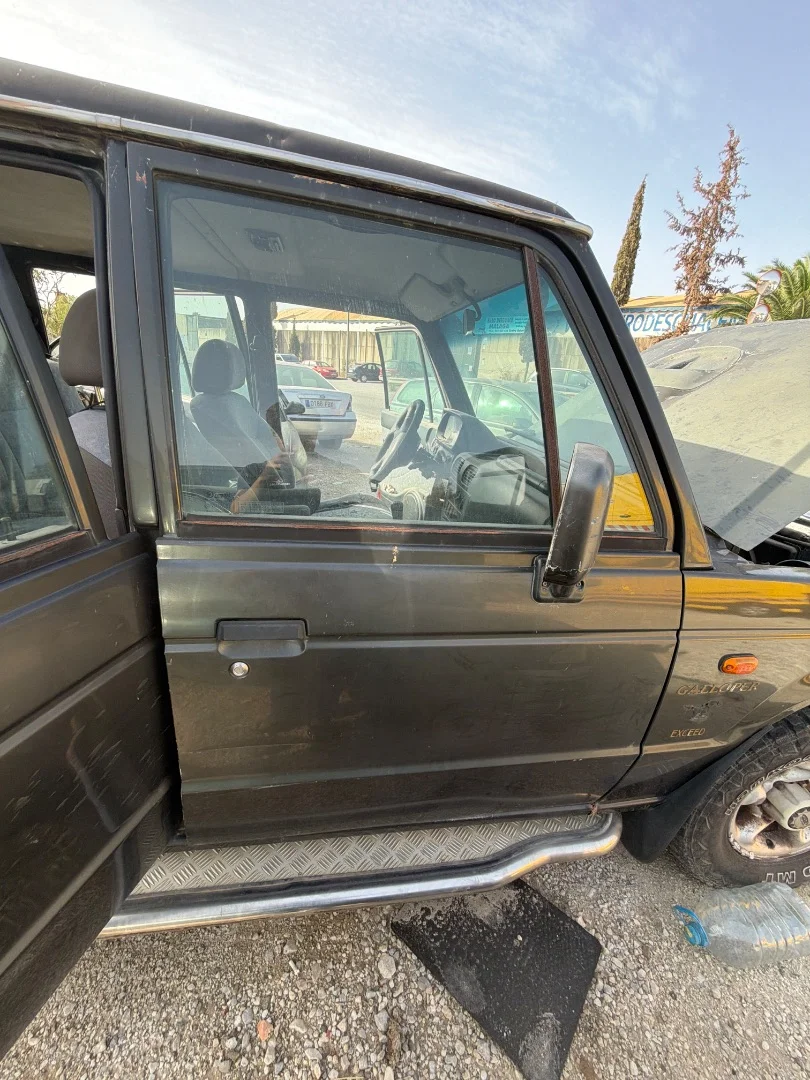 Foto de PUERTA DELANTERA DERECHA MITSUBISHI GALLOPER (HYUNDAI)(02.1998) 2.5 Turbodiesel (105 CV / 77 KW)