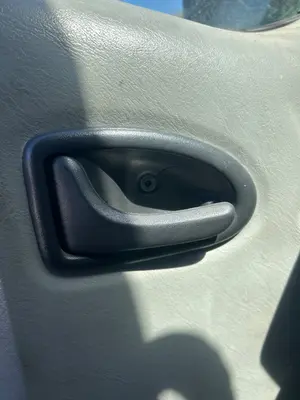 Foto de MANETA INTERIOR DELANTERA IZQUIERDA RENAULT TRAFIC II FURGÓN 2.5 dCi Diesel CAT (135 CV / 99 KW)
