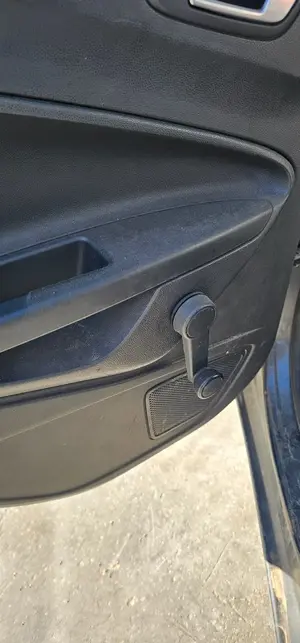 Foto de MANETA ELEVALUNAS TRASERA IZQUIERDA FORD FIESTA (CNN) 1.25 16V CAT (82 CV / 60 KW)