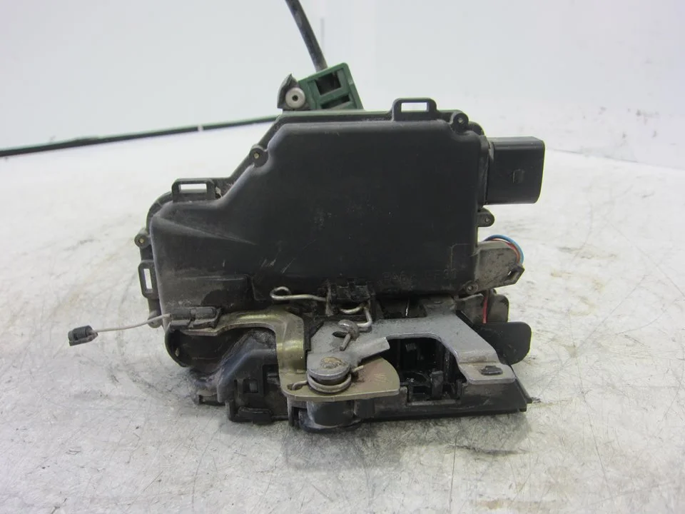 Foto de CERRADURA PUERTA DELANTERA DERECHA VOLKSWAGEN PASSAT BERLINA (3B3) referencia 3B1837016AD