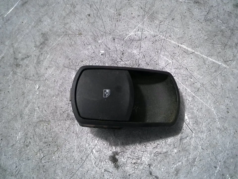 Foto de MANDO ELEVALUNAS DELANTERO DERECHO OPEL CORSA E 1.2 (69 CV / 51 KW) referencia 13430018