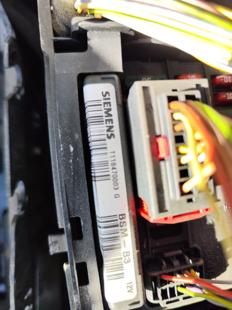 Foto de CAJA RELES / FUSIBLES CITROEN C3 1.4 (73 CV / 54 KW)