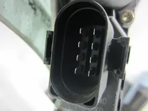 Foto de ELEVALUNAS DELANTERO IZQUIERDO AUDI A6 BERLINA (4B2) 2.5 V6 24V TDI (150 CV / 110 KW) referencia 4B0837397 foto 2