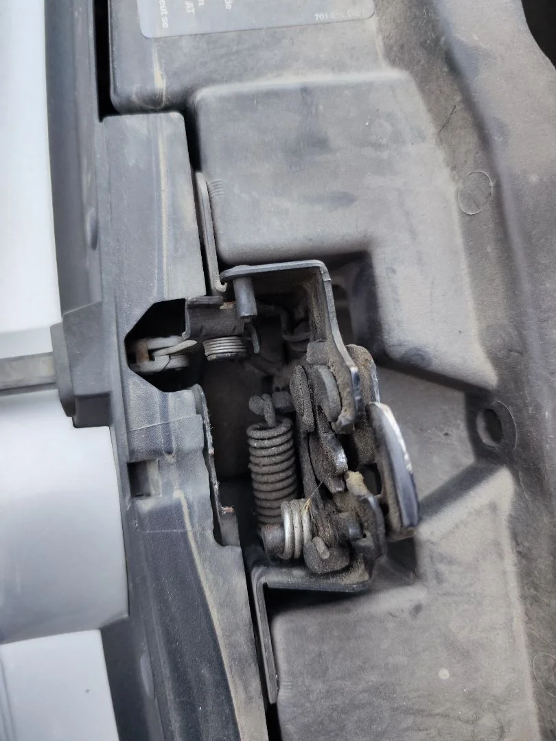 Foto de CERRADURA CAPO VOLKSWAGEN GOLF IV BERLINA (1J1)(10.1997) 1.9 TDI (131 CV / 96 KW)