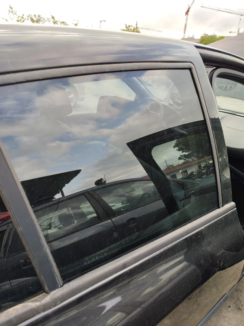 Foto de LUNA TRASERA DERECHA RENAULT CLIO III 1.2 16V (75 CV / 55 KW)