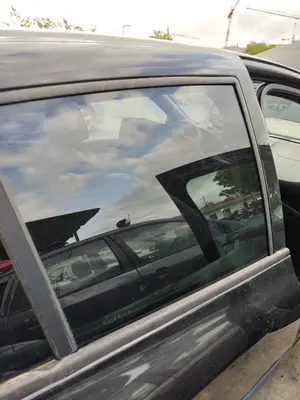 Foto de LUNA TRASERA DERECHA RENAULT CLIO III 1.2 16V (75 CV / 55 KW)