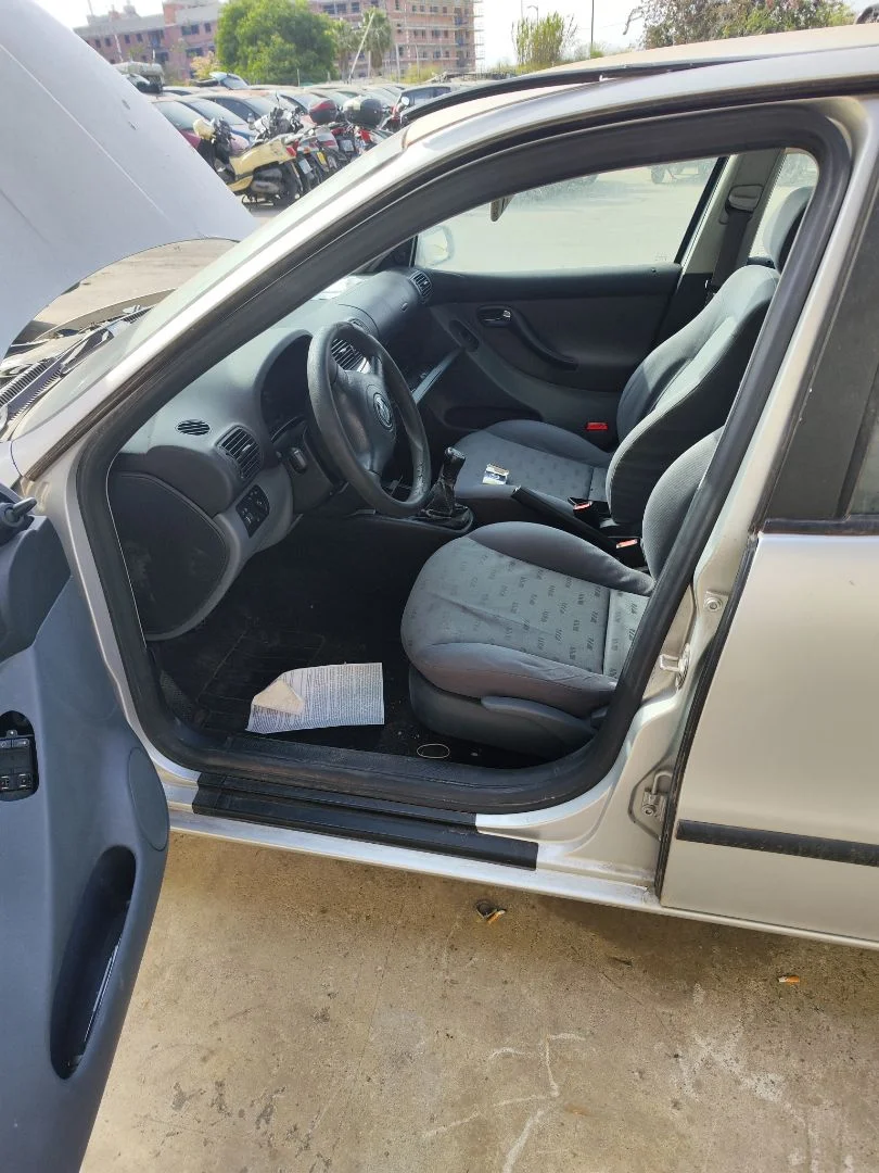 Foto de GOMAS CONTORNO PUERTA SEAT LEON (1M1) 1.6 (101 CV / 74 KW)