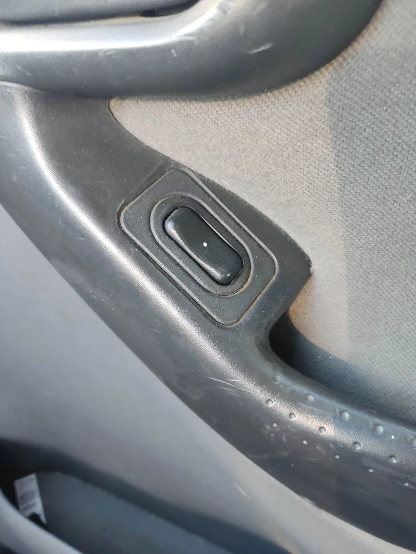 Foto de MANDO ELEVALUNAS DELANTERO DERECHO OPEL COMBO (CORSA C) 1.7 16V DI CAT (Y 17 DTL / LK8) (65 CV / 48 KW)