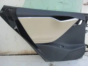 Foto de GUARNECIDO PUERTA TRASERA IZQUIERDA TESLA MODEL S eléctrico 270 kW (367 CV / 270 KW)