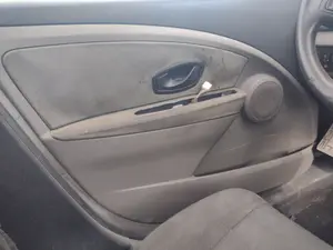 Foto de GUARNECIDO PUERTA DELANTERA IZQUIERDA RENAULT MEGANE III BERLINA 5P 1.5 dCi Diesel CAT (86 CV / 63 KW) referencia 809010439R