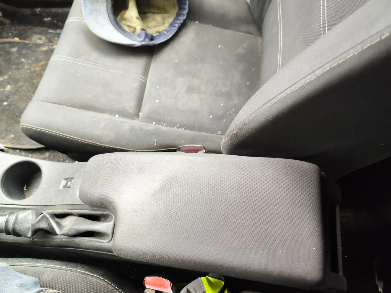 Foto de APOYABRAZOS CENTRAL RENAULT MEGANE III BERLINA 5P 1.5 dCi Diesel FAP (110 CV / 81 KW)