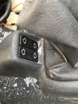 Foto de MANDO ELEVALUNAS DELANTERO DERECHO PEUGEOT 106 (S2) 1.1  (60 CV / 44 KW)