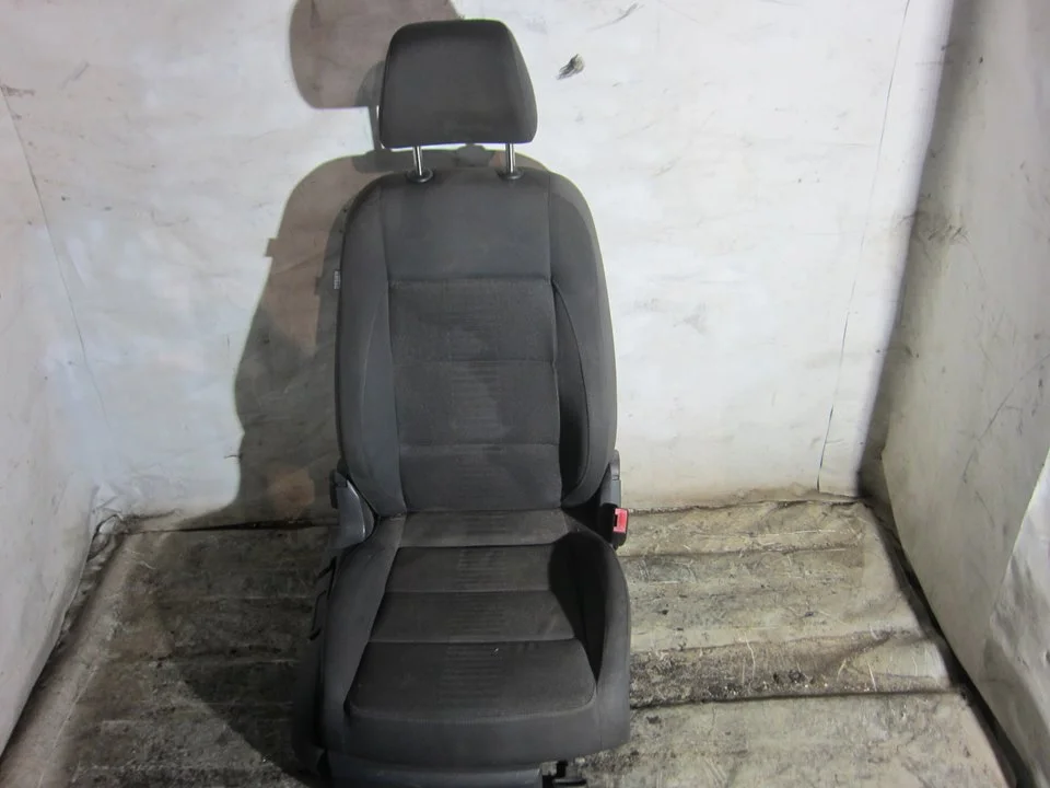 Foto de ASIENTO DELANTERO DERECHO VOLKSWAGEN TOURAN (1T2) 1.9 TDI (105 CV / 77 KW) referencia 1K4881106ME