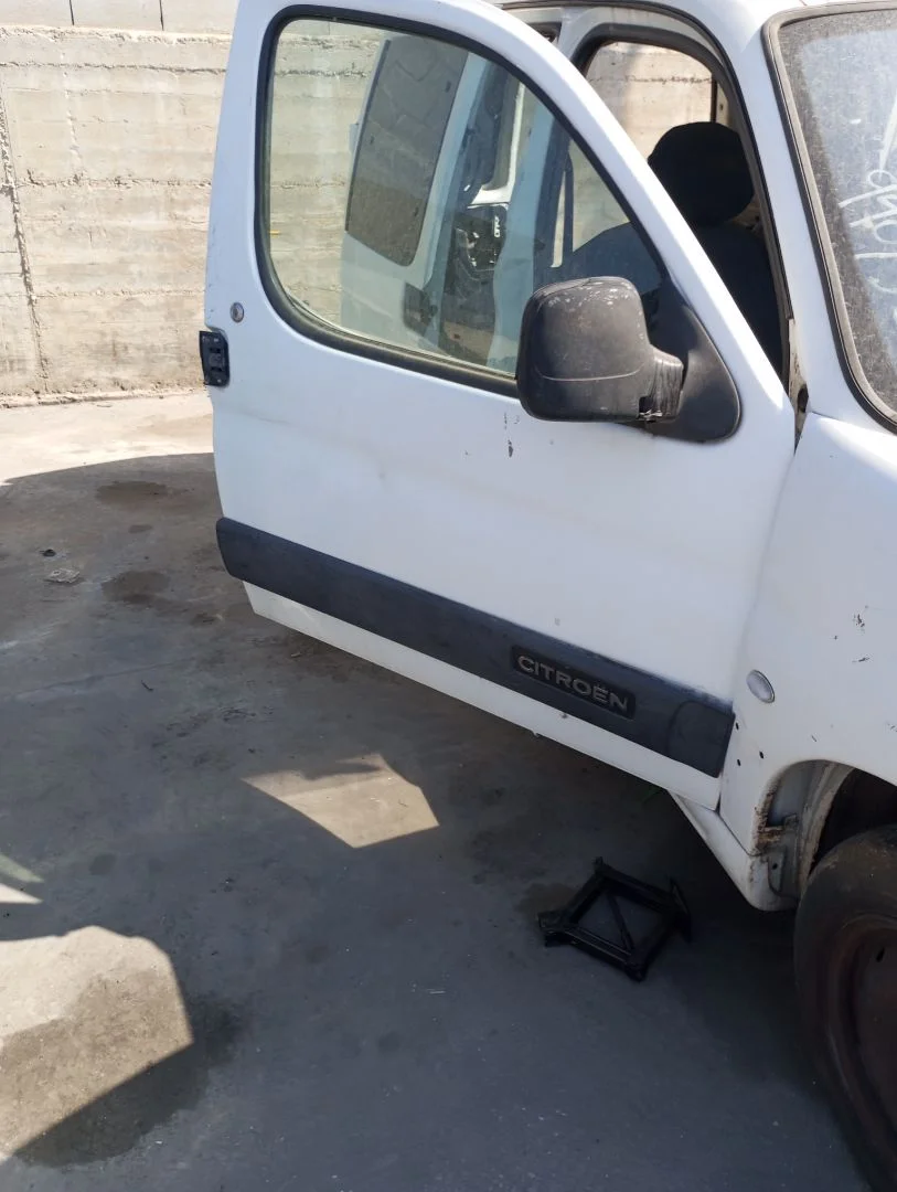 Foto de PUERTA DELANTERA DERECHA CITROEN BERLINGO 1.9 Diesel (69 CV / 51 KW) referencia 9839318180