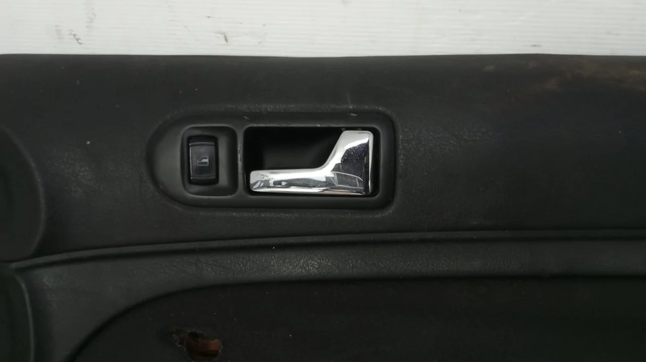 Foto de MANETA INTERIOR DELANTERA DERECHA VOLKSWAGEN PASSAT BERLINA (3B2) 1.6 (101 CV / 74 KW) referencia 3B1837114