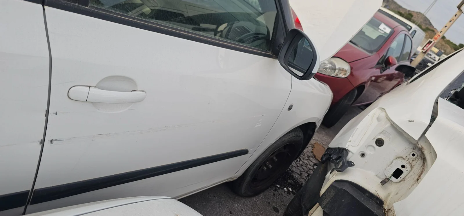 Foto de PUERTA DELANTERA DERECHA SKODA FABIA (5J2) 1.2 (60 CV / 44 KW) referencia 5J6831056