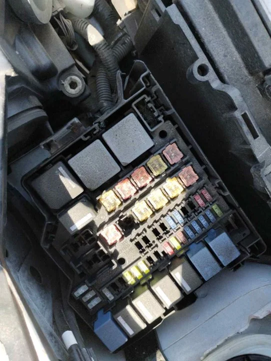 Foto de CAJA RELES / FUSIBLES FORD FIESTA (CNN) 1.5 TDCi CAT (75 CV / 55 KW) referencia 7154595030