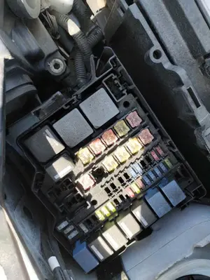 Foto de CAJA RELES / FUSIBLES FORD FIESTA (CNN) 1.5 TDCi CAT (75 CV / 55 KW) referencia 7154595030