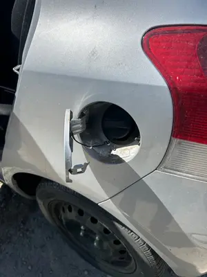 Foto de TAPA EXTERIOR COMBUSTIBLE TOYOTA YARIS (KSP9/SCP9/NLP9) 1.3 16V CAT (101 CV / 74 KW) referencia 7735052130