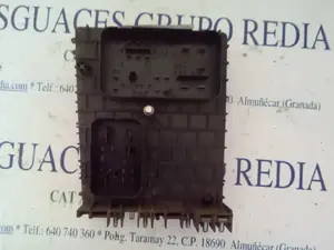 Foto de CAJA RELES / FUSIBLES VOLKSWAGEN GOLF V (1K1)(10.2003) 2.0 TDI (140 CV / 103 KW) referencia 1K0937124H foto 2