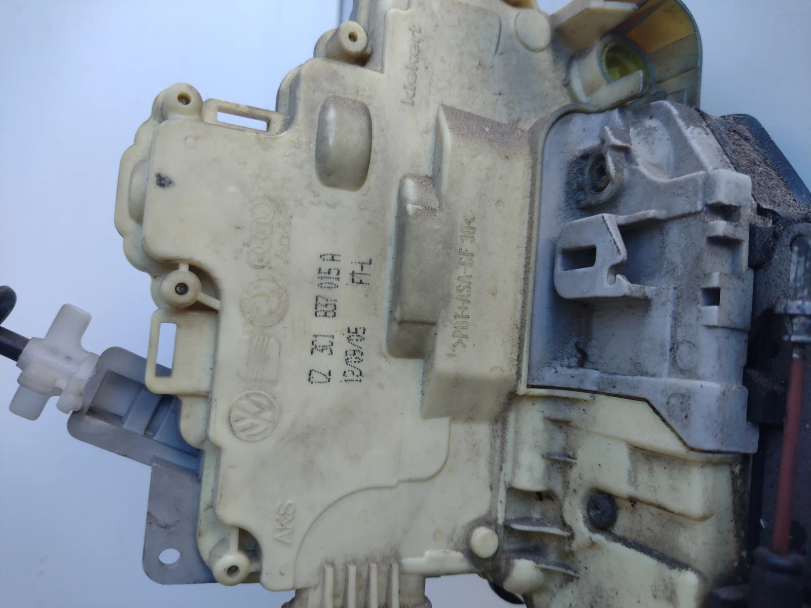 Foto de CERRADURA PUERTA DELANTERA IZQUIERDA VOLKSWAGEN PASSAT BERLINA (3C2) 2.0 TDI (140 CV / 103 KW) referencia 3c1837015a
