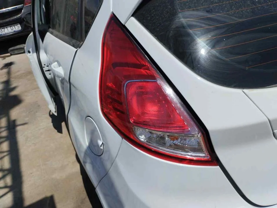 Foto de PILOTO TRASERO IZQUIERDO FORD FIESTA (CNN) 1.5 TDCi CAT (75 CV / 55 KW) referencia 1090041
