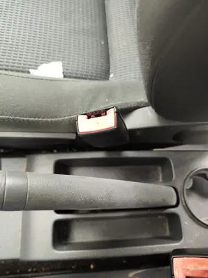 Foto de ENGANCHE CINTURON DELANTERO DERECHO VOLKSWAGEN POLO IV (9N1) 1.4 16V (75 CV / 55 KW)