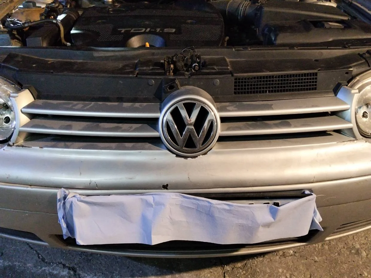 Foto de REJILLA DELANTERA VOLKSWAGEN GOLF IV BERLINA (1J1)(10.1997)
