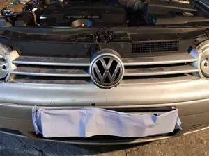 Foto de REJILLA DELANTERA VOLKSWAGEN GOLF IV BERLINA (1J1)(10.1997)
