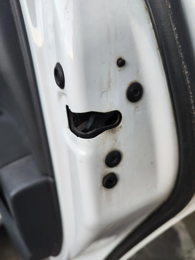 Foto de CERRADURA PUERTA TRASERA DERECHA PEUGEOT 3008 1.6 Blue-HDI FAP (120 CV / 88 KW)