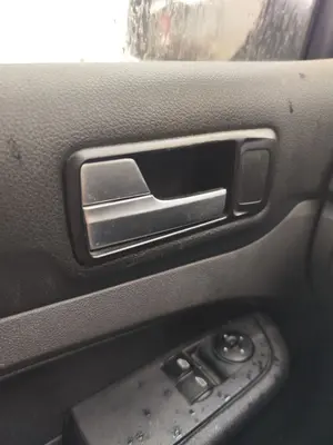 Foto de MANETA INTERIOR DELANTERA IZQUIERDA FORD FOCUS BERLINA (CAP) 1.6 TDCi CAT (90 CV / 66 KW)