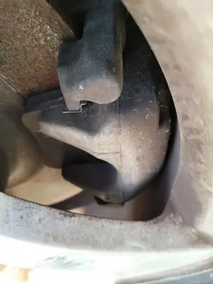 Foto de PINZA DE FRENO TRASERA IZQUIERDA PEUGEOT 407 1.6 HDi FAP CAT (9HZ / DV6TED4) (109 CV / 80 KW) referencia 4401G4