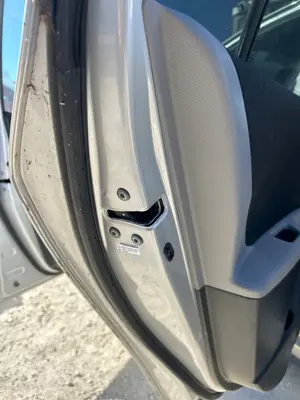 Foto de CERRADURA PUERTA TRASERA IZQUIERDA TOYOTA YARIS (KSP9/SCP9/NLP9) 1.3 16V CAT (101 CV / 74 KW) referencia 690500D060