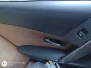 Foto de MANETA INTERIOR TRASERA IZQUIERDA BMW SERIE 5 BERLINA (E60) 3.0 Turbodiesel CAT (218 CV / 160 KW)