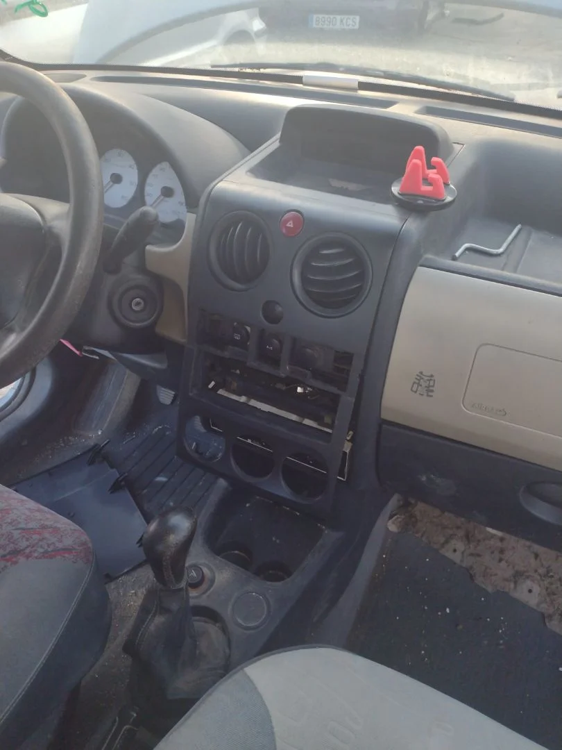 Foto de CONSOLA CENTRAL PEUGEOT PARTNER (S2) 1.9 Diesel (69 CV / 51 KW)