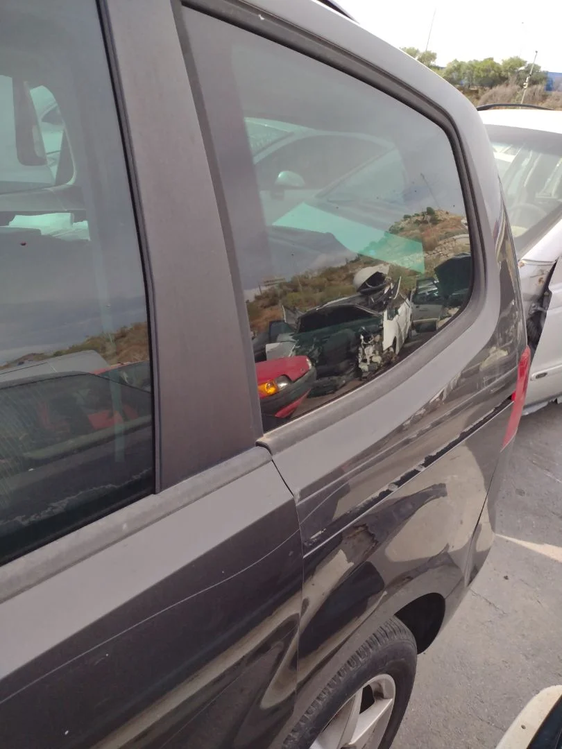 Foto de LUNA CUSTODIA TRASERA IZQUIERDA SEAT ALHAMBRA (710) 2.0 TDI (140 CV / 103 KW) referencia 7N0845298