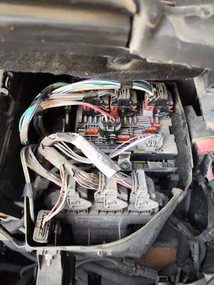 Foto de CAJA RELES / FUSIBLES PEUGEOT 5008 1.6 HDi FAP CAT (9HZ / DV6TED4) (109 CV / 80 KW)
