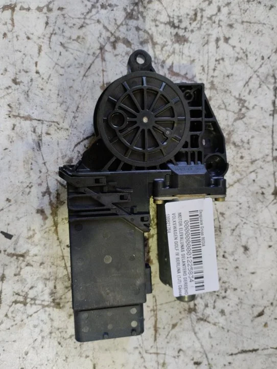 Foto de MOTOR ELEVALUNAS DELANTERO DERECHO VOLKSWAGEN GOLF IV BERLINA (1J1)(10.1997) 1.6 (101 CV / 74 KW) referencia 130821764