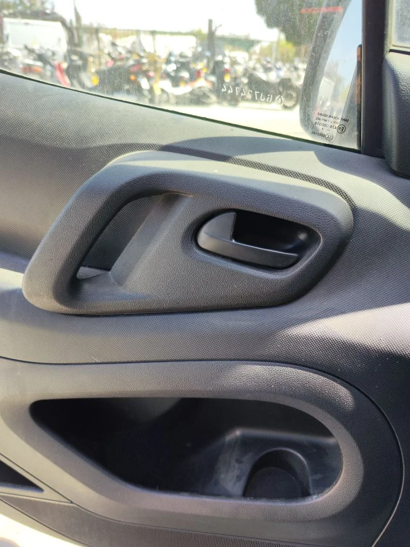 Foto de MANETA INTERIOR DELANTERA IZQUIERDA CITROEN BERLINGO FURGÓN 1.6 Blue-HDI FAP (99 CV / 73 KW)