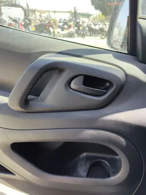 Foto de MANETA INTERIOR DELANTERA IZQUIERDA CITROEN BERLINGO FURGÓN 1.6 Blue-HDI FAP (99 CV / 73 KW)