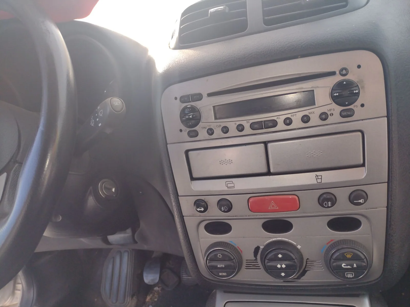 Foto de SISTEMA AUDIO / RADIO CD ALFA ROMEO GT (125) 1.9 JTD (M) 16V CAT (150 CV / 110 KW)